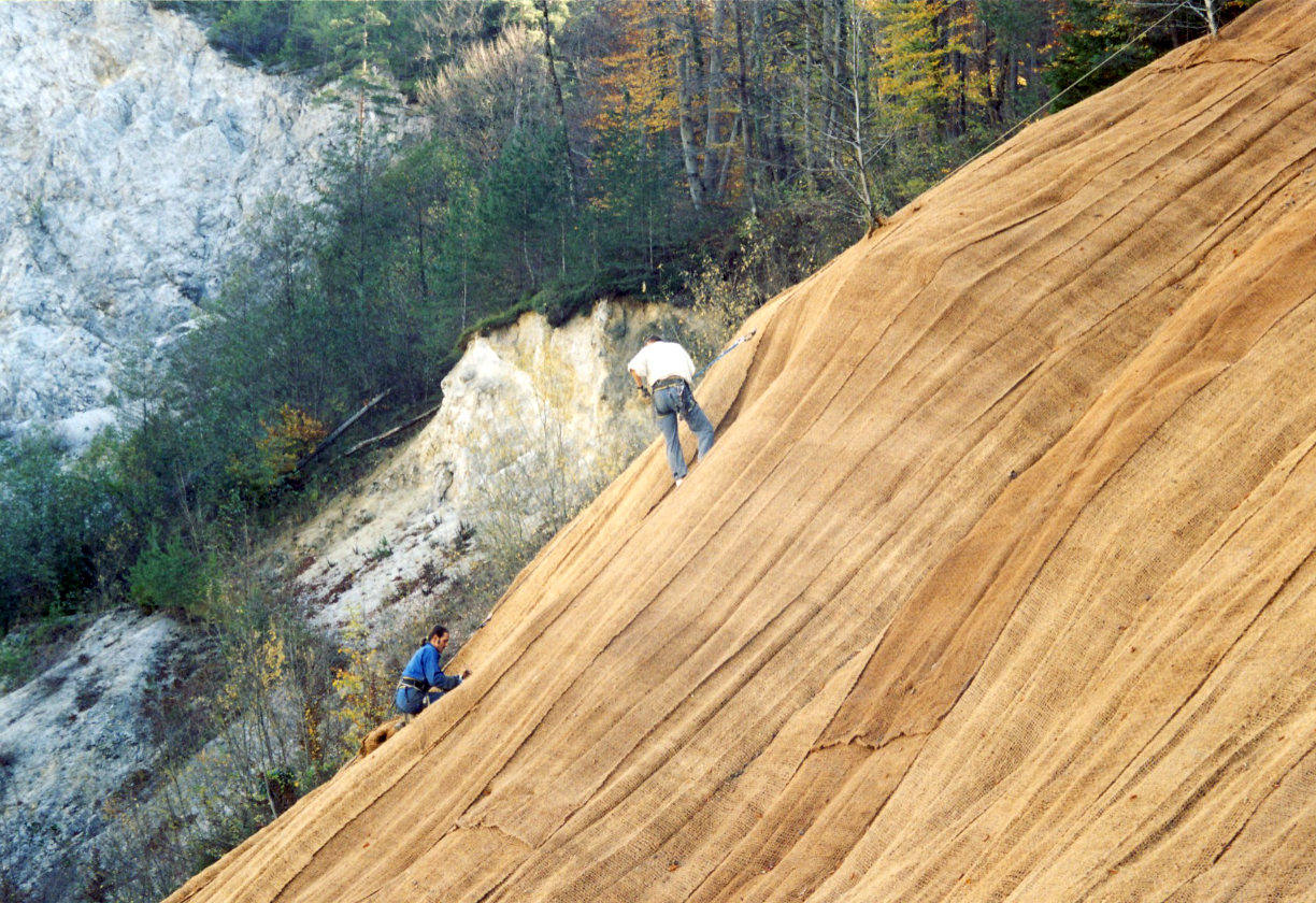 Protierozijska zaščita brežin s kokosovimi mrežami - Protierozijska mreža