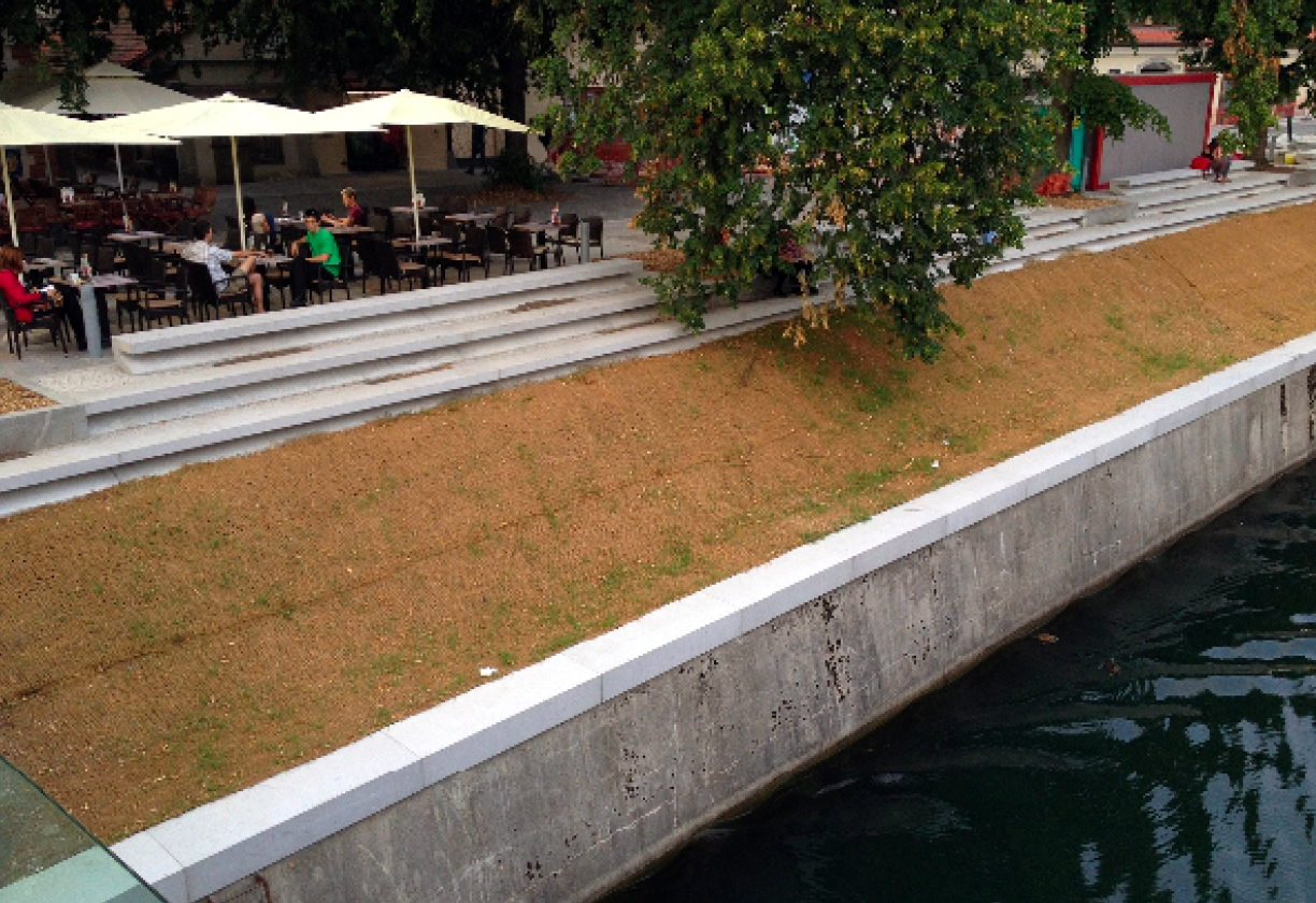 Ljubljanica ( Ljubljana ) Protierozijska zaščita brežin - kokosova mreža - Sanacija brežine