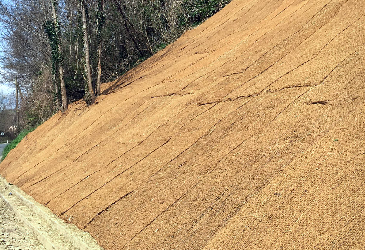 Protierozijska zaščita brežin s kokosovimi mrežami - Protierozijska mreža